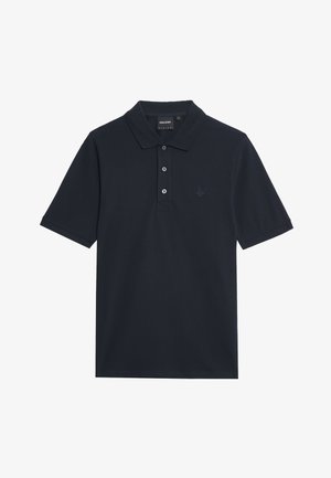 Polo de color azul marino con mangas cortas, tapeta de tres botones y un logo tonal en el lado izquierdo del pecho. Tela mezclada de algodón con textura suave.