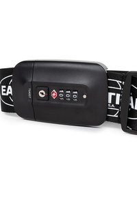 Svart TSA-godkänd kombinationslås fäst vid ett tygbälte, utrustad med ett tangentbord med siffror och ett nyckelhål för extra säkerhet.