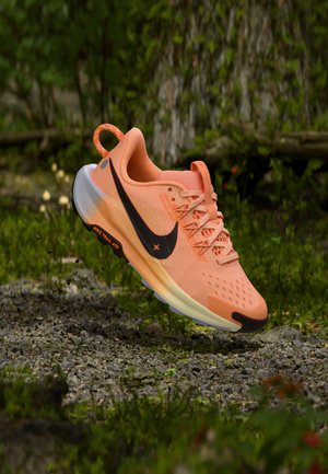 Nike hardloopschoen in een levendige oranje kleur met zwarte accenten. Voorzien van een ademende mesh bovenkant, een gevoerde zool en een gestructureerde loopzool voor grip.