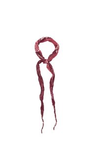 Sciarpa bordeaux realizzata in tessuto leggero, con un motivo paisley, design attorcigliato e lunghe estremità che si intrecciano in un nodo sciolto.