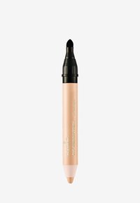 Nude oogschaduwpotlood met een puntige zwarte applicatortip, een gladde textuur en gouden letters op een matte beige lichaam.