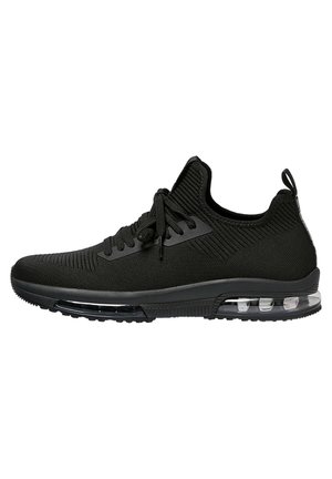 Baskets de sport noires avec un upper en tricot texturé, un col rembourré, un design à lacets et une semelle transparente et rembourrée.