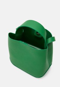 Borsa a tracolla in pelle verde con design minimalista, bordi arrotondati e manico removibile. Presenta una tasca interna con zip.