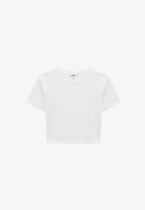 Camiseta corta blanca hecha de algodón suave. Presenta un cuello redondo y mangas cortas, con un diseño simple y sin adornos.