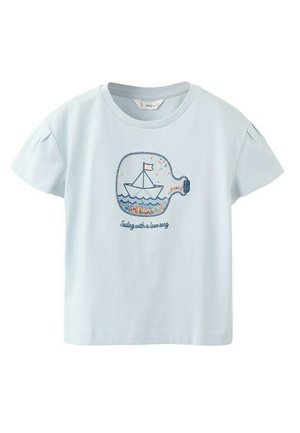 Světlomodré dětské tričko s krátkými nabíranými rukávy, zdobené motivem lodě v láhvi a nápisem "Plavba s milostnou písní" na přední straně.