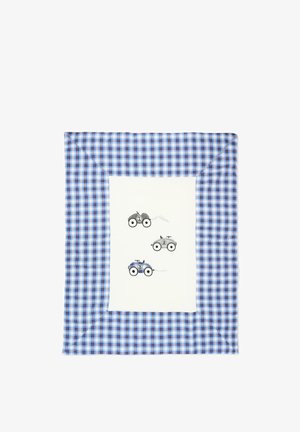 Babydeken met een blauwe geruite rand en drie kleine raceauto's genummerd 1 tot 3, in het midden op witte stof.