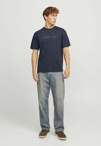Jack & Jones JORFREDERIKSBERG SS CREW NECK NOOS - Tričko s potlačou - sky captain