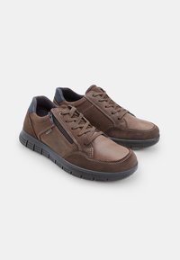 Brune lædersneakers har en glat og struktureret overflade, snørebåndsdesign, sidelukning med lynlås og gummisål med riller for bedre greb.