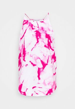 Biała sukienka bez rękawów z jaskrawym różowym wzorem tie-dye i cienkimi ramiączkami, z małym logo „CK” w pobliżu dekoltu.