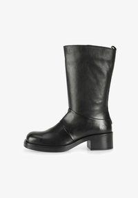 Bota de cuero negro hasta la rodilla con punta redonda, tacón bajo y de bloque, y una textura suave. Presenta una banda cosida cerca del tobillo.