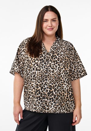 Chemise à manches courtes à boutons en tissu léger avec un motif léopard beige et noir. Coupe décontractée avec un col à revers.