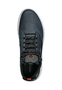 Sneaker in pelle blu scuro con lacci neri a contrasto, occhiello arancione rotondo e suola in gomma bianca. Presenta supporto per la caviglia imbottito e dettagli con logo.