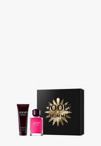 Zestaw upominkowy JOOP! HOMME zawierający różową szklaną butelkę perfum, ciemnofioletową tubkę żelu pod prysznic oraz czarne pudełko z złotymi akcentami.