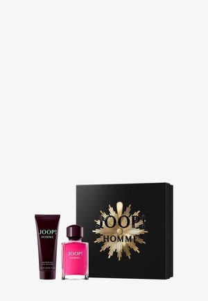 Coffret-cadeau JOOP! HOMME comprenant un flacon de parfum en verre rose, un tube de gel douche violet foncé et une boîte noire avec des accents dorés.