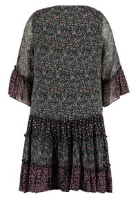 Vestido de estampado floral con mangas acampanadas. El fondo oscuro presenta patrones en rosa, azul y verde. El dobladillo con volantes añade textura y detalle.