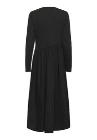 Fekete, hosszú ujjú ruha kerek nyakkivágással, amely illeszkedő felsőrésszel és lebegő szoknyával rendelkezik. Simá szövetből készült, tiszta, minimalista dizájnnal.