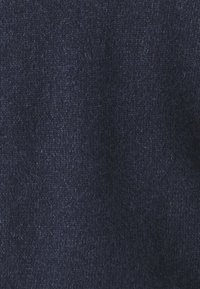 Mörkblått tyg med en mjuk, slät textur, som har ett subtilt, jämnt stickat mönster och minimala synliga fibrer.