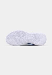 Schoenzool met een geprofileerde witte rubberen onderkant met een zigzagpatroon, accentueert met blauwe elementen langs de zijkant, ontworpen voor grip en stabiliteit.