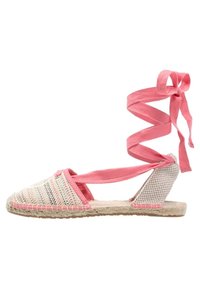 Sandalia de esparto tejida con cintas de seda rosa, parte superior a rayas beige y rosa, suela plana de yute y acentos de tela texturizada.