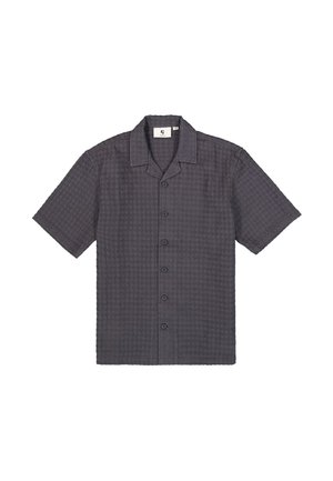 Camisa de manga corta con botones en gris oscuro, con un patrón texturizado, cuello abierto y seis botones negros en la parte delantera.