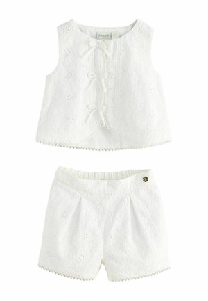 Ensemble blanc composé d'un haut sans manches et d'un short avec broderie florale, bordure en dentelle et nœuds à l'avant, conçu pour les jeunes enfants.