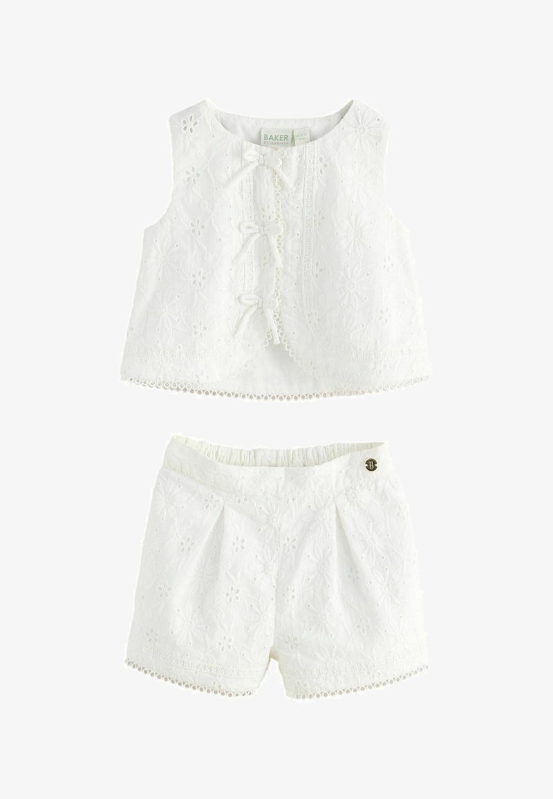 Ensemble blanc composé d'un haut sans manches et d'un short avec broderie florale, bordure en dentelle et nœuds à l'avant, conçu pour les jeunes enfants.