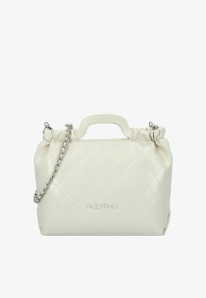 Borsa trapuntata in pelle bianca con apertura arricciata, tracolla a catena argentata e logo "Valentino" in rilievo sul davanti.