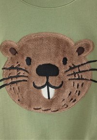 Felpa verde con il viso di un castoro marrone in peluche, dotato di baffi neri, dettagli ricamati e orecchie arrotondate.