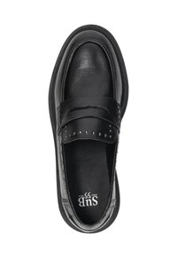 Zwarte leren loafers met een gladde afwerking, een decoratieve band en kleine studs aan de voorkant. Rubberen zool voor extra grip.