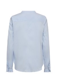 Svjetloplava prugasta košulja dugih rukava s kragnom, naboranim manžetama i ravnim leđima. Izrađena od glatkog materijala s vertikalnim linijama.