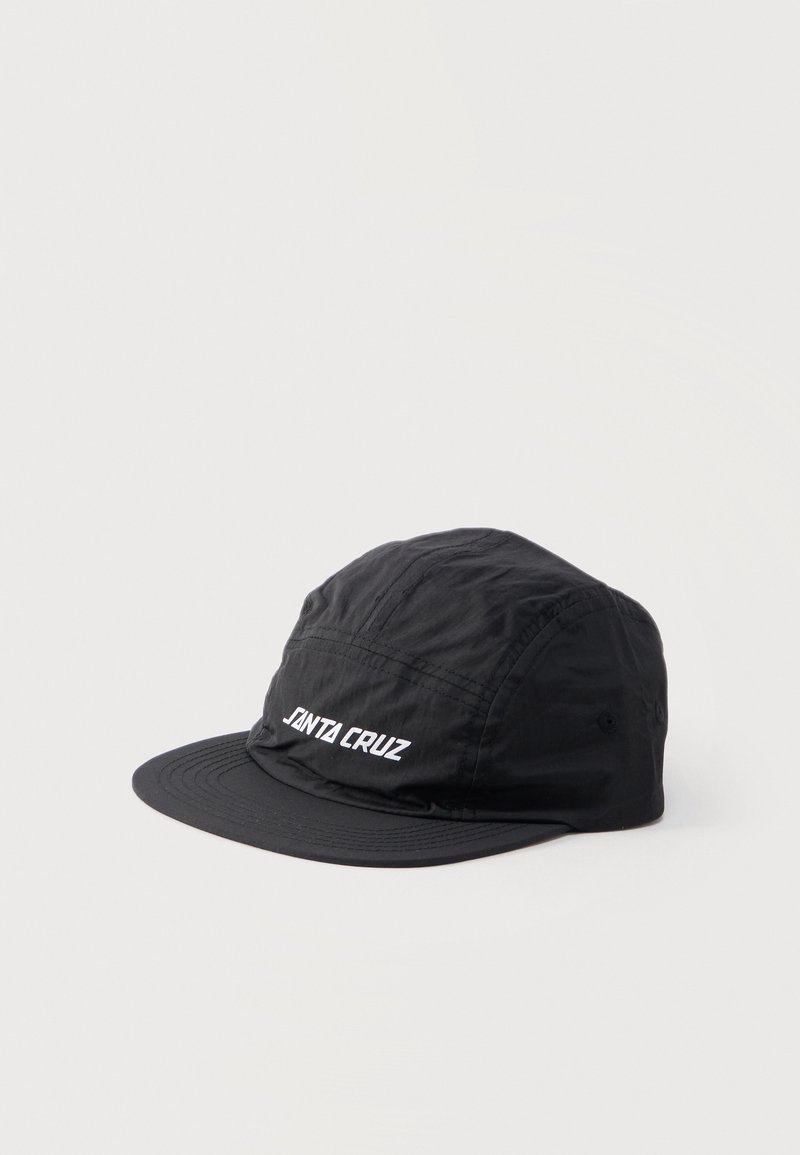Μαύρο καπέλο πέντε πάνελ με κυρτή γείσο, με λευκή επιγραφή "SANTA CRUZ" στο μπροστινό πάνελ.