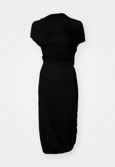 Melnas kleitas no mīksta, elastīga auduma, ar drapējuma dizainu un sapulcinājuma detaļām jostasvietā, gludu tekstūru un viduslaika garumu.