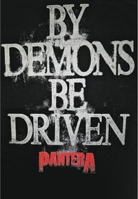 Svart t-skjorte med store hvite teksturerte bokstaver som leser "BY DEMONS BE DRIVEN" og en mindre rød "PANTERA"-logo.