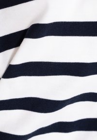 Tela de algodón con rayas horizontales en azul marino y blanco, con una textura suave y un acabado liso. Las rayas están espaciadas de manera uniforme.