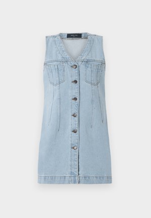 Vestito senza maniche in denim azzurro chiaro con scollatura a V, chiusura frontale con bottoni, due tasche sul petto e dettagli cuciti sui lati.