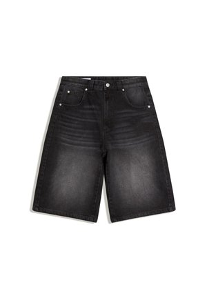 Čierne rifľové šortky s prednými vreckami, pútkami na opasok a vyblednutými detailmi na stehnách a v oblasti pásu.