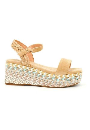Beige ruskindsplatformsandaler med flettet ankelrem, kilehæl med vævet tekstur og pastelfarver i zigzag-mønster.