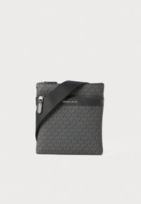 Sac bandoulière Michael Kors noir avec un motif en monogramme tissé, doté d'une finition en cuir lisse et d'une bandoulière réglable. Fermeture zippée sur le dessus.