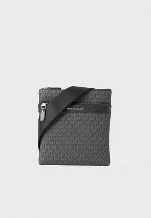Bolso bandolera negro de Michael Kors con patrón de monograma trenzado, que presenta un acento de cuero suave y una correa ajustable. Cierre superior con cremallera.