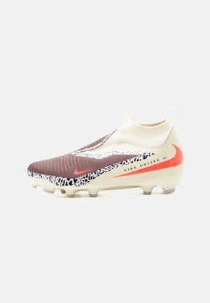 Korkeavartiset jalkapallokengät, joissa punertavanruskea etuosa, kermanvärinen kanta, punainen Nike-swoosh ja mustavalkoiset eläinkuosiset yksityiskohdat valkoisessa pohjassa.