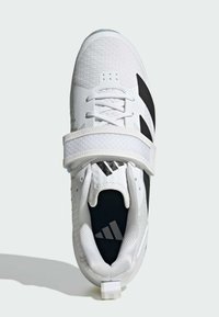 Weiße Sportschuhe mit strukturiertem Obermaterial, schwarzen Akzentstreifen, Schnürsenkeln und einem Riemen. Mit gepolstertem Knöchel und Logo-Details.