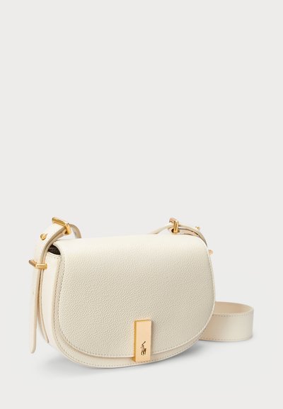 Krems krāsas ādas plecu soma ar teksturētu apdari, zelta furnitūra, pārklājošais vāks un logotipa akcents priekšpusē. Regulējams siksna.