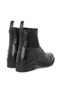 Botas de tobillo de cuero negro con paneles laterales elásticos, cierre de cremallera y tiradores con marca. Textura suave y diseño de punta redonda.