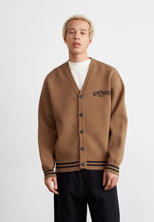Cardigan marrón con cuello en V, que presenta cierre de botones negros, puños con detalle de rayas y logotipo bordado en el lado izquierdo del pecho.