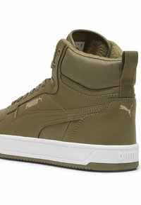 Zöld bőr magas szárú sneakers fehér gumitalppal, texturált béléssel és oldalsó logóval. Erősített varrással és húzófüllel rendelkezik.