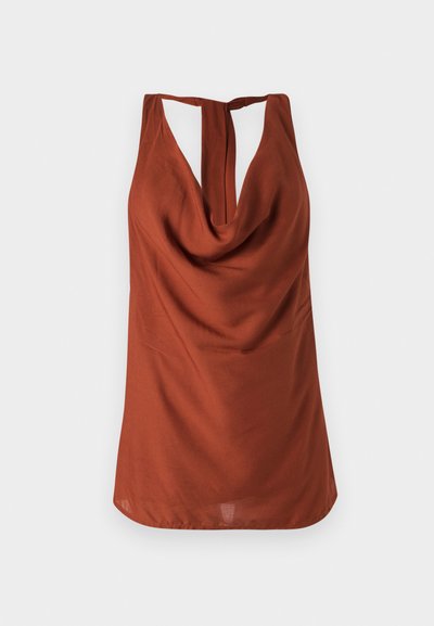 Top senza maniche di colore ruggine con scollatura drappeggiata, schiena aperta e tessuto liscio. Il design presenta una vestibilità rilassata e senza motivi visibili.