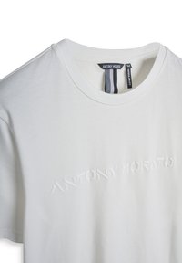 Camiseta de algodón blanca con cuello redondo, mangas cortas y el logotipo en relieve "ANTONY MORATO" en el frente. Corte regular.