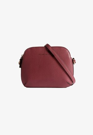 Lille bordeaux crossbody taske med pebble-struktur, afrundede kanter og en justerbar rem.
