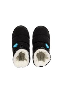 Zapatillas negras con relleno y forro de piel sintética blanca, de forma redondeada y con una etiqueta de logo azul en el lateral exterior. Textura suave, diseño fácil de poner.