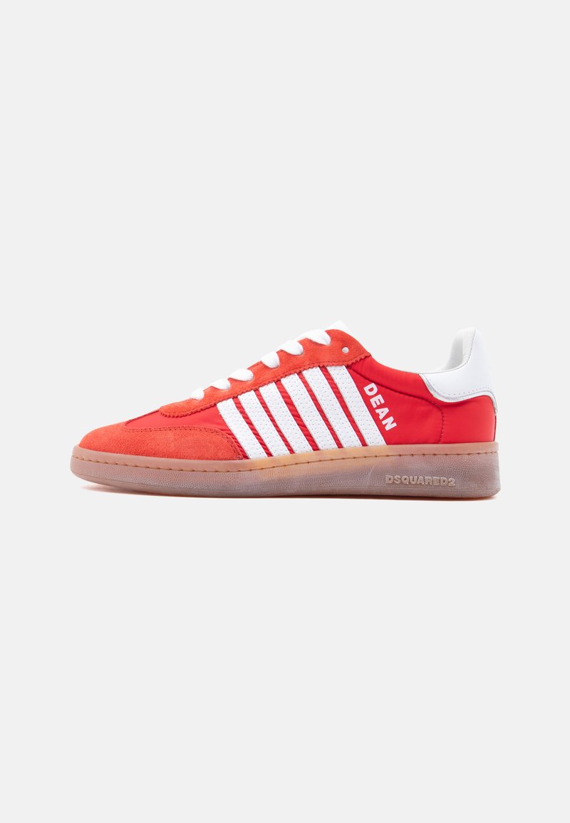 Baskets basses rouges et blanches avec des rayures blanches, lacets à l'avant, semelle en gomme, avec les inscriptions « DEAN » et « DSQUARED2 » sur le côté.